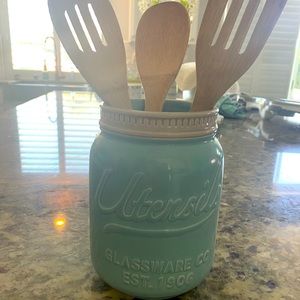 Works Market Utensil container
